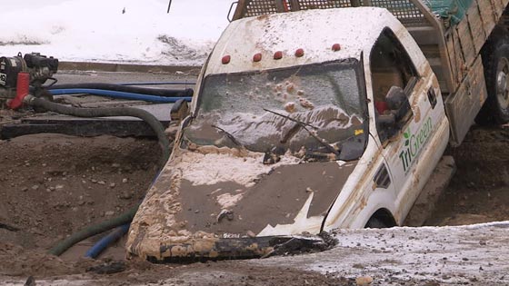 حدث في كندا.. حفرة عملاقة تبتلع شاحنة صورة رقم 1