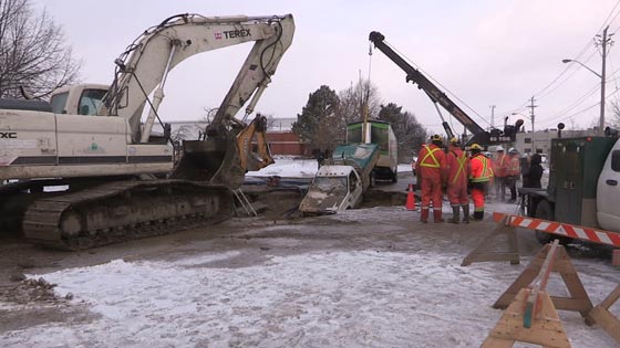 حدث في كندا.. حفرة عملاقة تبتلع شاحنة صورة رقم 3