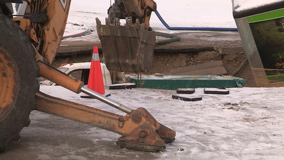 حدث في كندا.. حفرة عملاقة تبتلع شاحنة صورة رقم 4