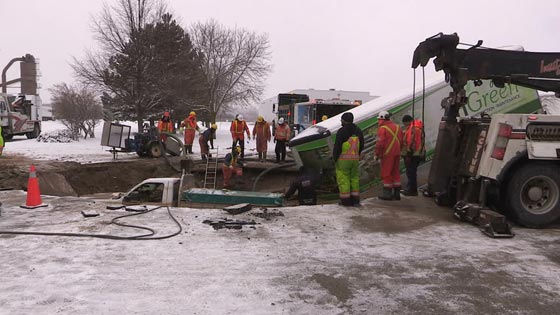 حدث في كندا.. حفرة عملاقة تبتلع شاحنة صورة رقم 5