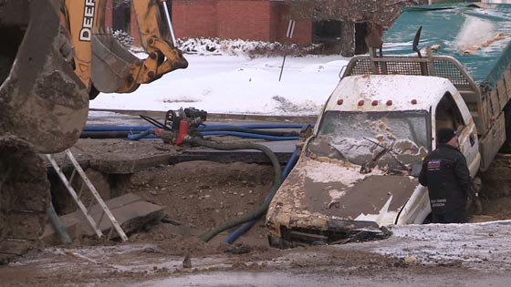 حدث في كندا.. حفرة عملاقة تبتلع شاحنة صورة رقم 6