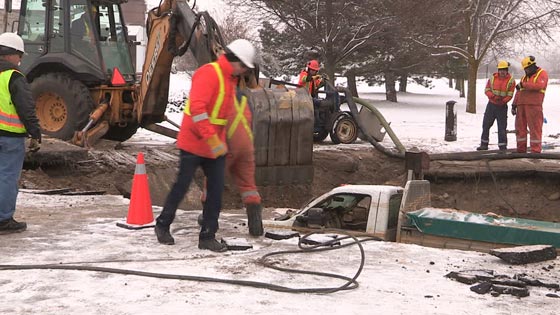 حدث في كندا.. حفرة عملاقة تبتلع شاحنة صورة رقم 7