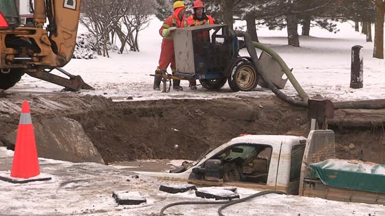 حدث في كندا.. حفرة عملاقة تبتلع شاحنة صورة رقم 8