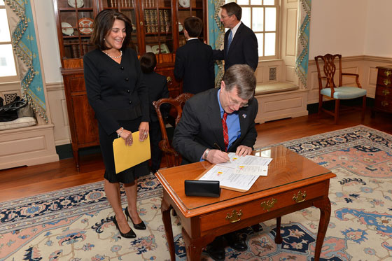 السفيرة الامريكية في الدوحة تعتذر عن انتشار فيلم مسيء للقطريين صورة رقم 6