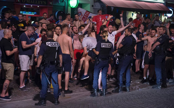 عشية انطلاق يورو 2016.. جماهير انجليزية تهتف باسم داعش في باريس صورة رقم 2