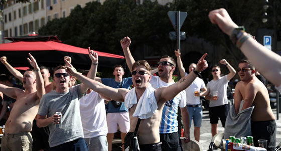 عشية انطلاق يورو 2016.. جماهير انجليزية تهتف باسم داعش في باريس صورة رقم 6