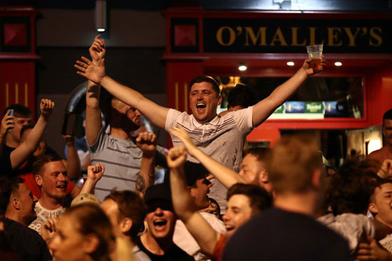 عشية انطلاق يورو 2016.. جماهير انجليزية تهتف باسم داعش في باريس صورة رقم 10