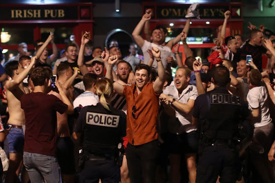 عشية انطلاق يورو 2016.. جماهير انجليزية تهتف باسم داعش في باريس صورة رقم 11