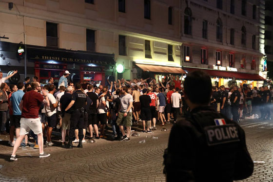 عشية انطلاق يورو 2016.. جماهير انجليزية تهتف باسم داعش في باريس صورة رقم 12