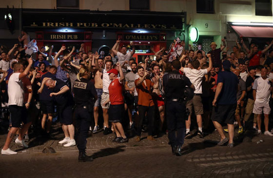 عشية انطلاق يورو 2016.. جماهير انجليزية تهتف باسم داعش في باريس صورة رقم 13