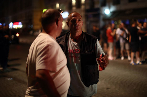 عشية انطلاق يورو 2016.. جماهير انجليزية تهتف باسم داعش في باريس صورة رقم 14