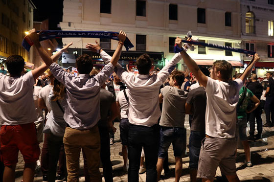 عشية انطلاق يورو 2016.. جماهير انجليزية تهتف باسم داعش في باريس صورة رقم 19