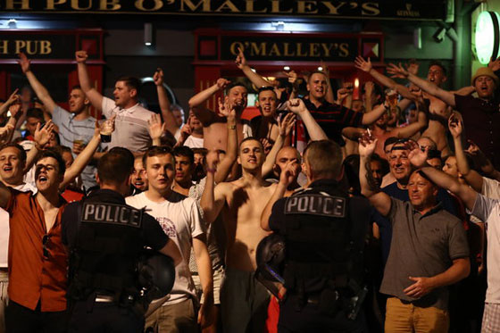 عشية انطلاق يورو 2016.. جماهير انجليزية تهتف باسم داعش في باريس صورة رقم 20