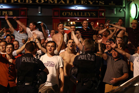 عشية انطلاق يورو 2016.. جماهير انجليزية تهتف باسم داعش في باريس صورة رقم 22