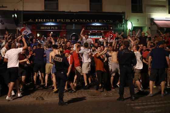 عشية انطلاق يورو 2016.. جماهير انجليزية تهتف باسم داعش في باريس صورة رقم 24