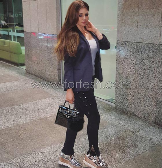صور هيفاء وهبي تتألق بالعباءات المثيرة وتكسب اعجاب الجمهور صورة رقم 13