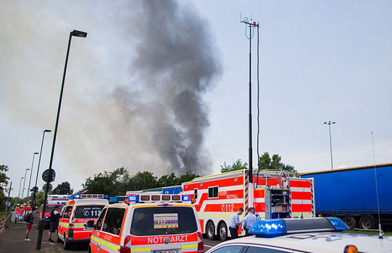  شجار على وجبات افطار يتسبب باحراق مخيم للاجئين في المانيا صورة رقم 2