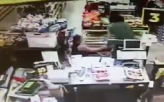 فيديو مثير.. معركة شرسة تخوضها ام مع رجل حاول خطف ابنتها صورة رقم 3