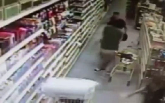 فيديو مثير.. معركة شرسة تخوضها ام مع رجل حاول خطف ابنتها صورة رقم 4