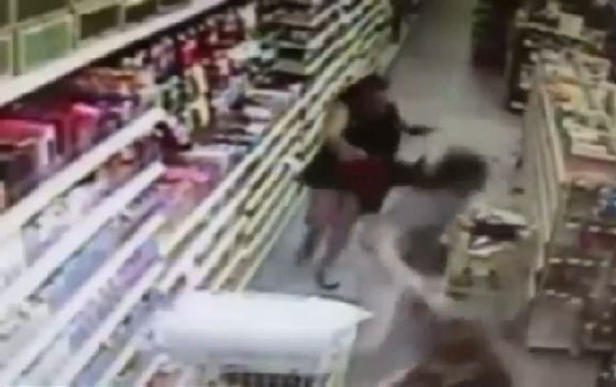 فيديو مثير.. معركة شرسة تخوضها ام مع رجل حاول خطف ابنتها صورة رقم 5