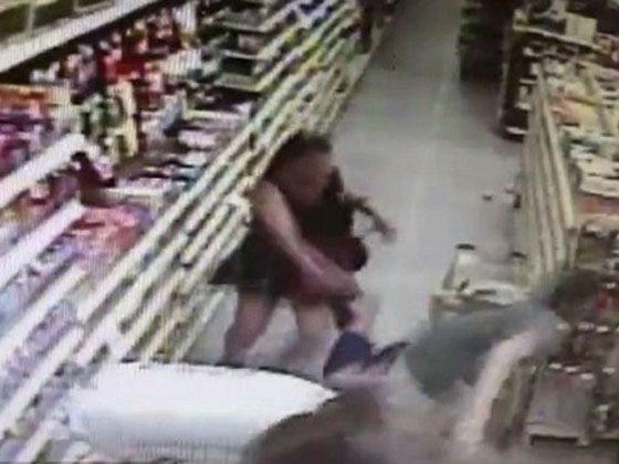 فيديو مثير.. معركة شرسة تخوضها ام مع رجل حاول خطف ابنتها صورة رقم 8