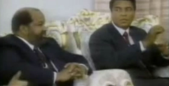 قبل تسليمه الرهائن.. صدام حسين لكلاي: لن اخذلك يا حاج محمد علي صورة رقم 3