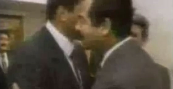 قبل تسليمه الرهائن.. صدام حسين لكلاي: لن اخذلك يا حاج محمد علي صورة رقم 7