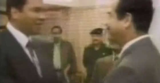 قبل تسليمه الرهائن.. صدام حسين لكلاي: لن اخذلك يا حاج محمد علي صورة رقم 9