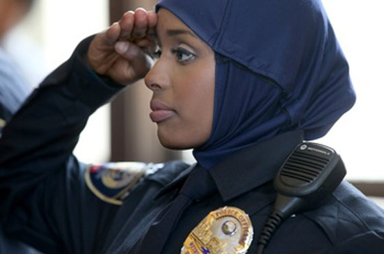 شرطة اسكتلندا تغري المسلمات بالانضمام اليها باعتماد الحجاب صورة رقم 4