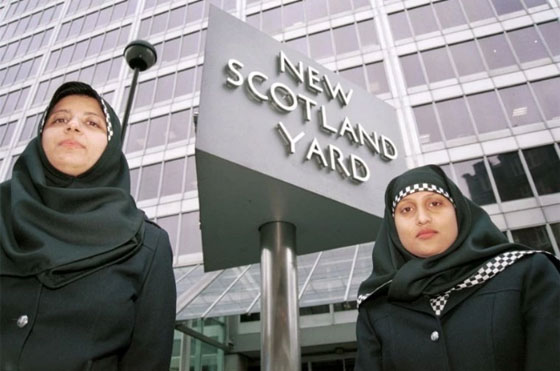 شرطة اسكتلندا تغري المسلمات بالانضمام اليها باعتماد الحجاب صورة رقم 1