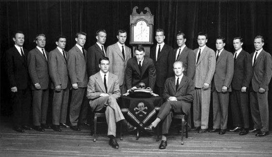  5 جمعيات خطيرة تحكم العالم لتحقيق اهدافها واولها الجماجم والعظام صورة رقم 7