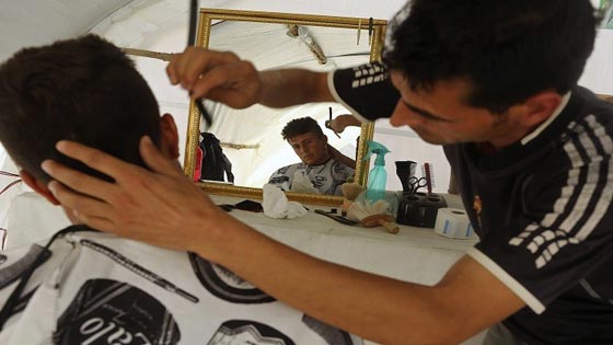 سوري يعود لمهنة الحلاقة بعد تحرير بلدته من داعش صورة رقم 1