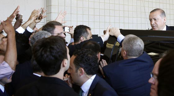 مشاجرة بين الحرس الشخصي لاردوغاون وحراس موكب محمد علي صورة رقم 2