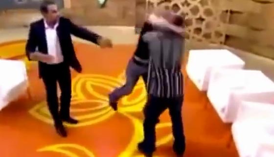 مشاجرات عنيفة رصدتها كاميرات البث المباشر في البرامج الحوارية صورة رقم 1