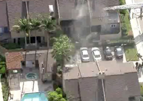 مصرع شخصين في اصطدام طائرة ببناية سكنية في كاليفورنيا صورة رقم 7