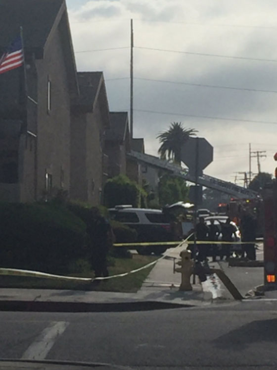 مصرع شخصين في اصطدام طائرة ببناية سكنية في كاليفورنيا صورة رقم 9