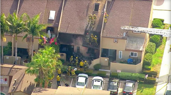 مصرع شخصين في اصطدام طائرة ببناية سكنية في كاليفورنيا صورة رقم 1