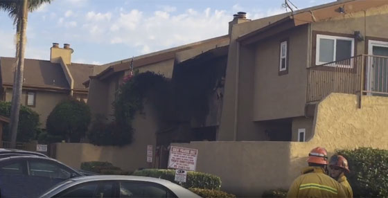 مصرع شخصين في اصطدام طائرة ببناية سكنية في كاليفورنيا صورة رقم 3