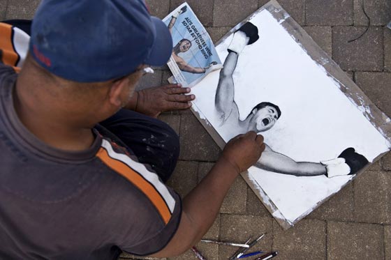 مايك تايسون وويل سميث يحملان نعش محمد علي بناء على وصيته صورة رقم 5