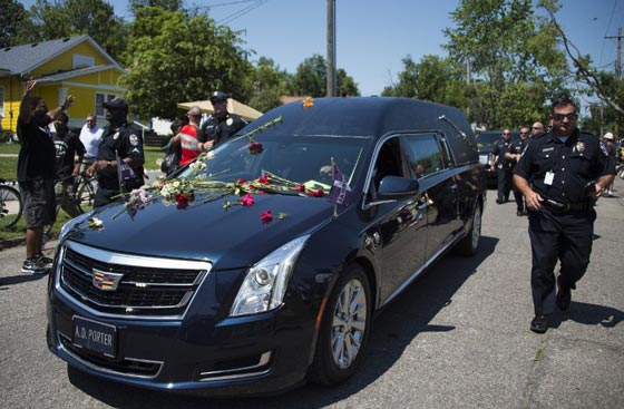 مايك تايسون وويل سميث يحملان نعش محمد علي بناء على وصيته صورة رقم 7