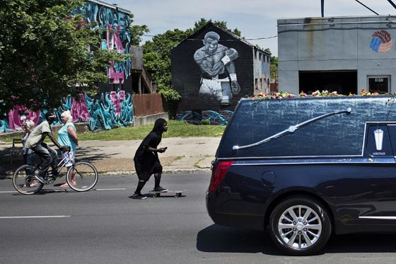 مايك تايسون وويل سميث يحملان نعش محمد علي بناء على وصيته صورة رقم 8