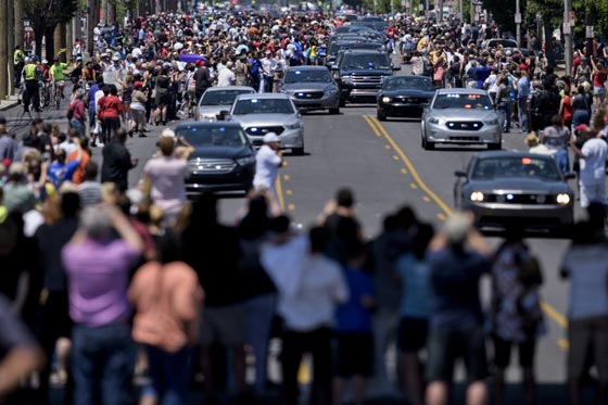 مايك تايسون وويل سميث يحملان نعش محمد علي بناء على وصيته صورة رقم 9