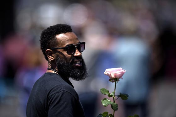 مايك تايسون وويل سميث يحملان نعش محمد علي بناء على وصيته صورة رقم 10