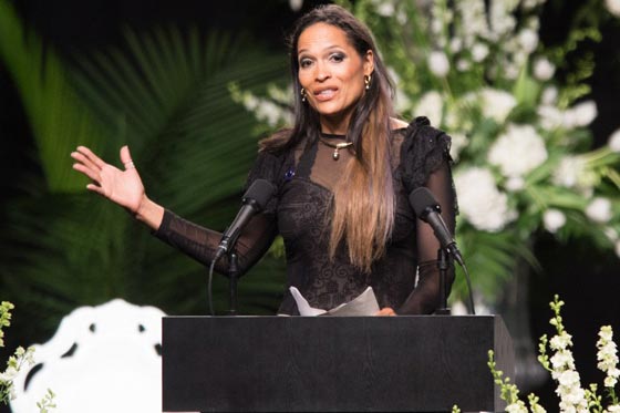 مايك تايسون وويل سميث يحملان نعش محمد علي بناء على وصيته صورة رقم 12