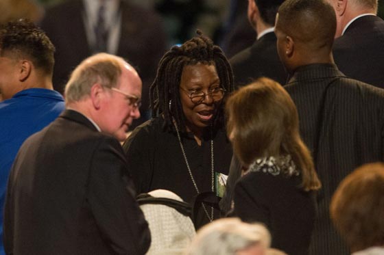 مايك تايسون وويل سميث يحملان نعش محمد علي بناء على وصيته صورة رقم 14