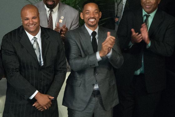 مايك تايسون وويل سميث يحملان نعش محمد علي بناء على وصيته صورة رقم 15