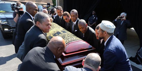 مايك تايسون وويل سميث يحملان نعش محمد علي بناء على وصيته صورة رقم 17