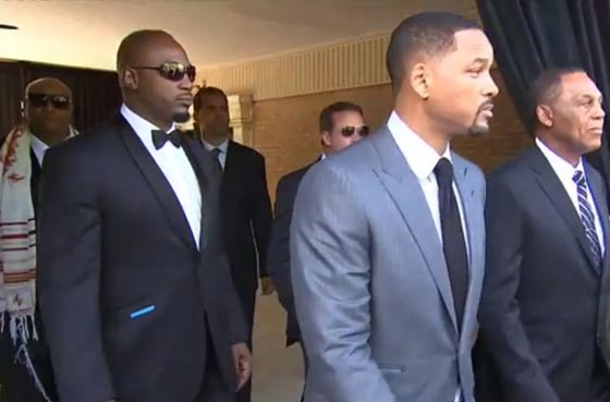 مايك تايسون وويل سميث يحملان نعش محمد علي بناء على وصيته صورة رقم 2