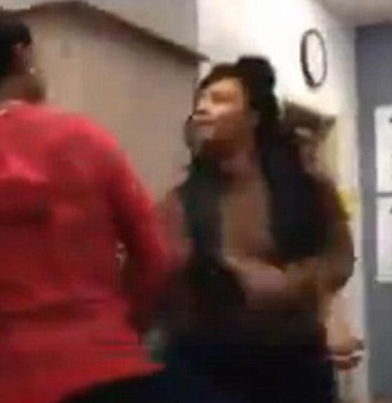 طالب  ثانوية يشن هجوما باللكمات على زميلة له لهذا السبب صورة رقم 1