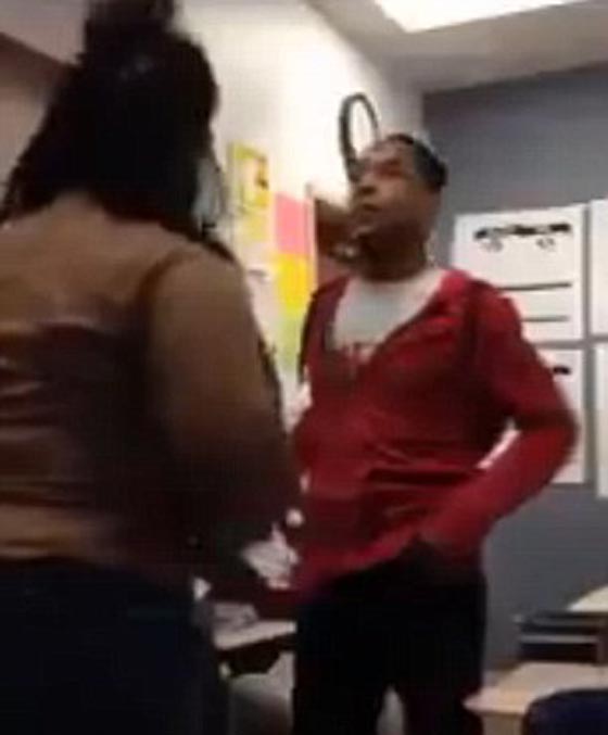 طالب  ثانوية يشن هجوما باللكمات على زميلة له لهذا السبب صورة رقم 2